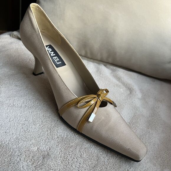 VanEli Wheat Taffeta With Gold Patent Leather Bow Heel Pump Women 7 M Classic - Picture 3 of 15